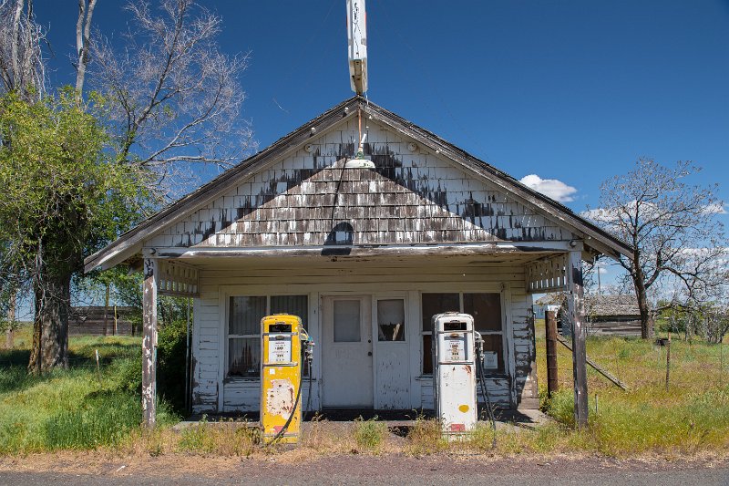 D05_0331.jpg - Gas Station, Kent, OR