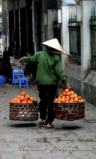 hanoi_sidewalk_vendor-2.jpg